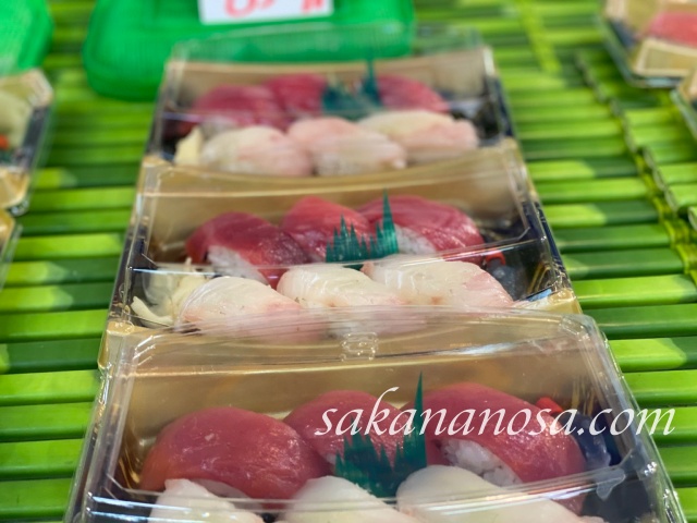 金沢いきいき魚市の店内の様子　タイとマグロの握り寿司