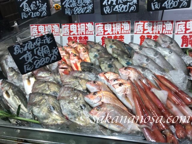 たくさんの魚が並んだ鮮魚対面売場